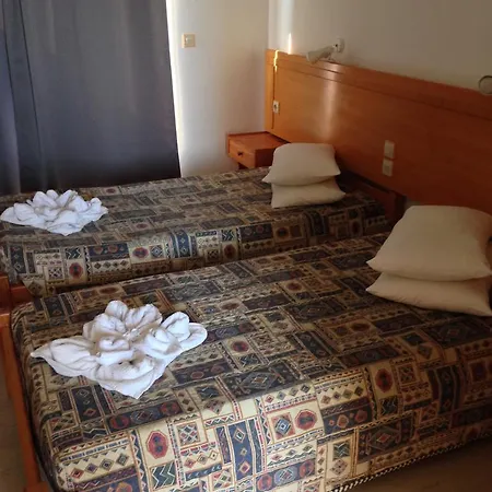 Pantheon, Hotel 2*