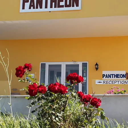 Pantheon, Hotel 2*